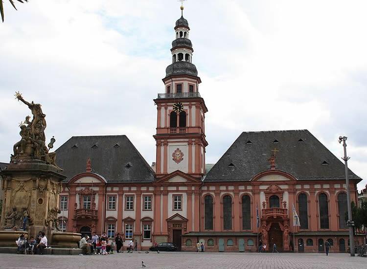 Altes Rathaus und Untere Pfarrkirche St. Sebastian | Mannheim.de